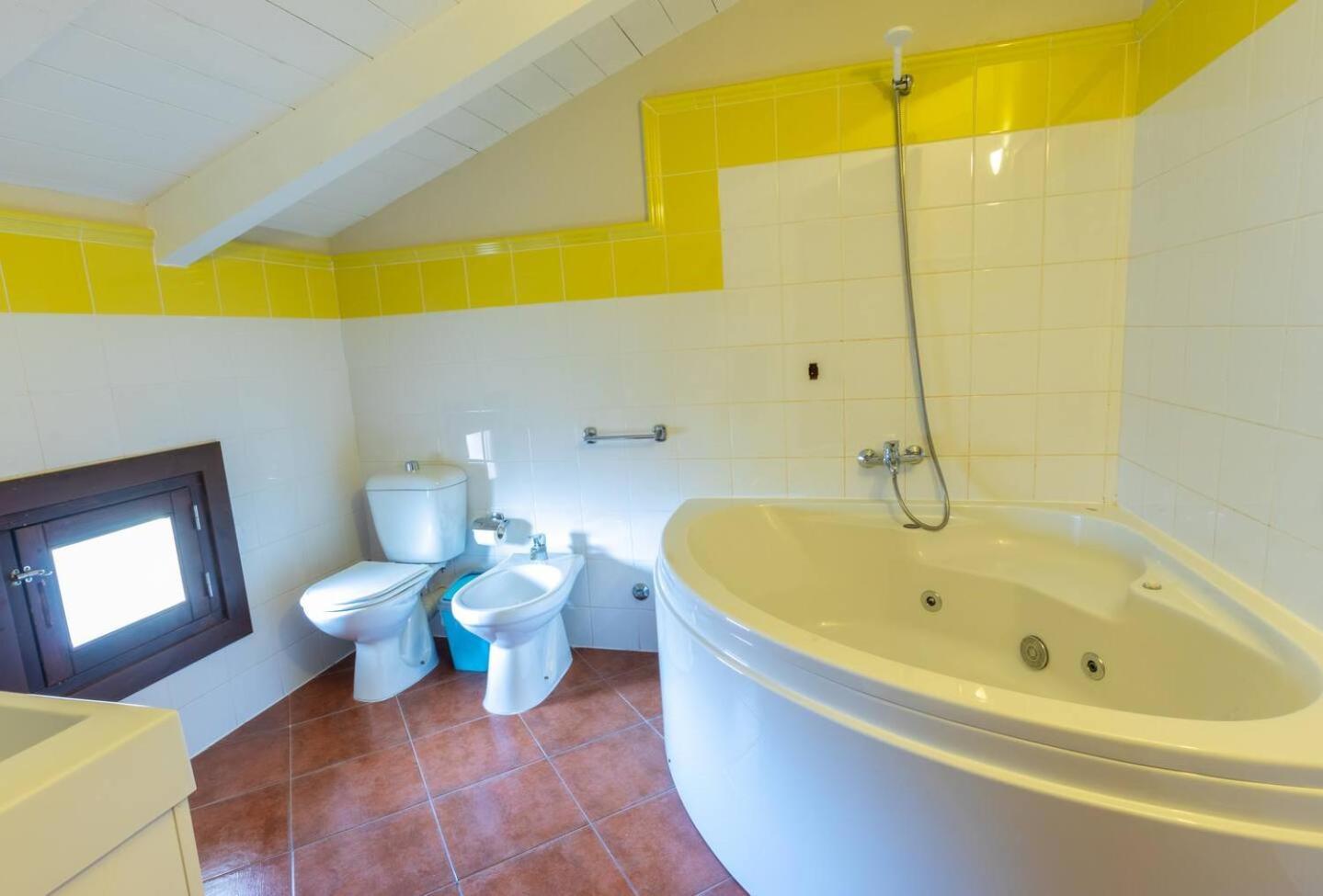 Porto Antigo 1 - Three Bedroom, Pool & Wifi Apartment *