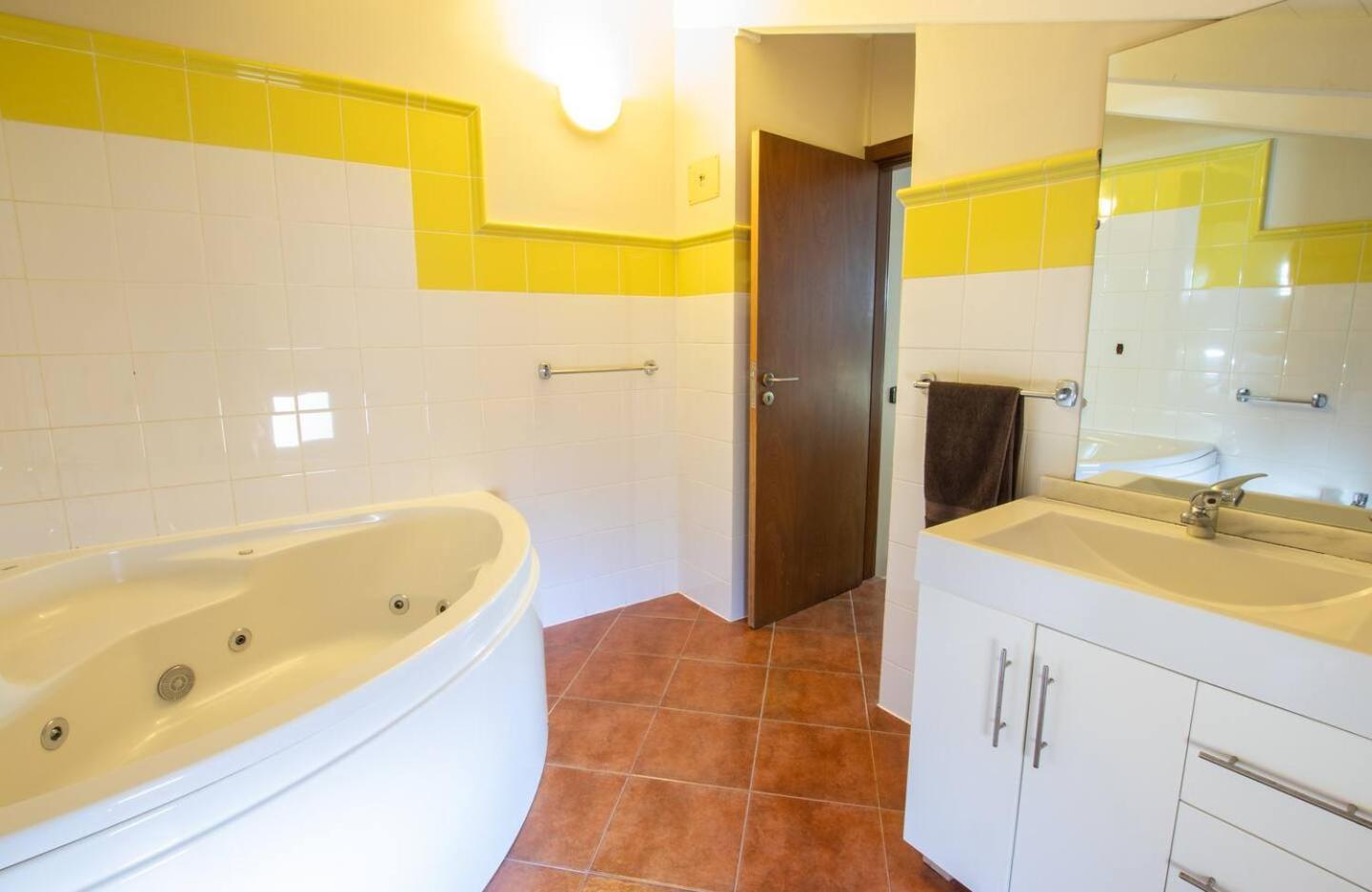 Apartment Porto Antigo 1 - Three Bedroom, Pool & Wifi *